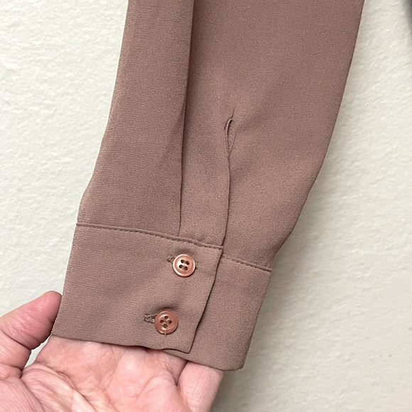 Ro & De V Neck/ Back Blouse, Taupe Sz M - Picture 3 of 6